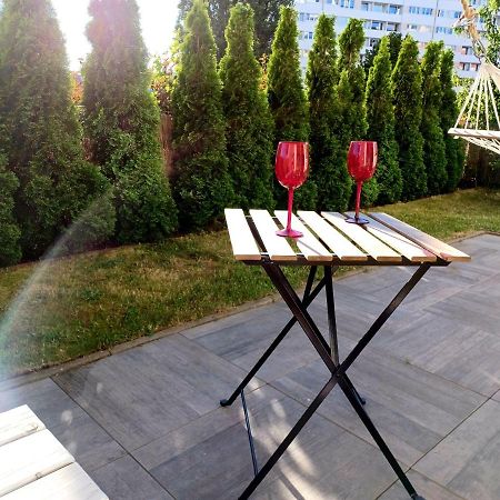 Sunny Sleeps 4 By The Beach With Garden Patio - Gdansk Przymorze Apartment Exterior photo